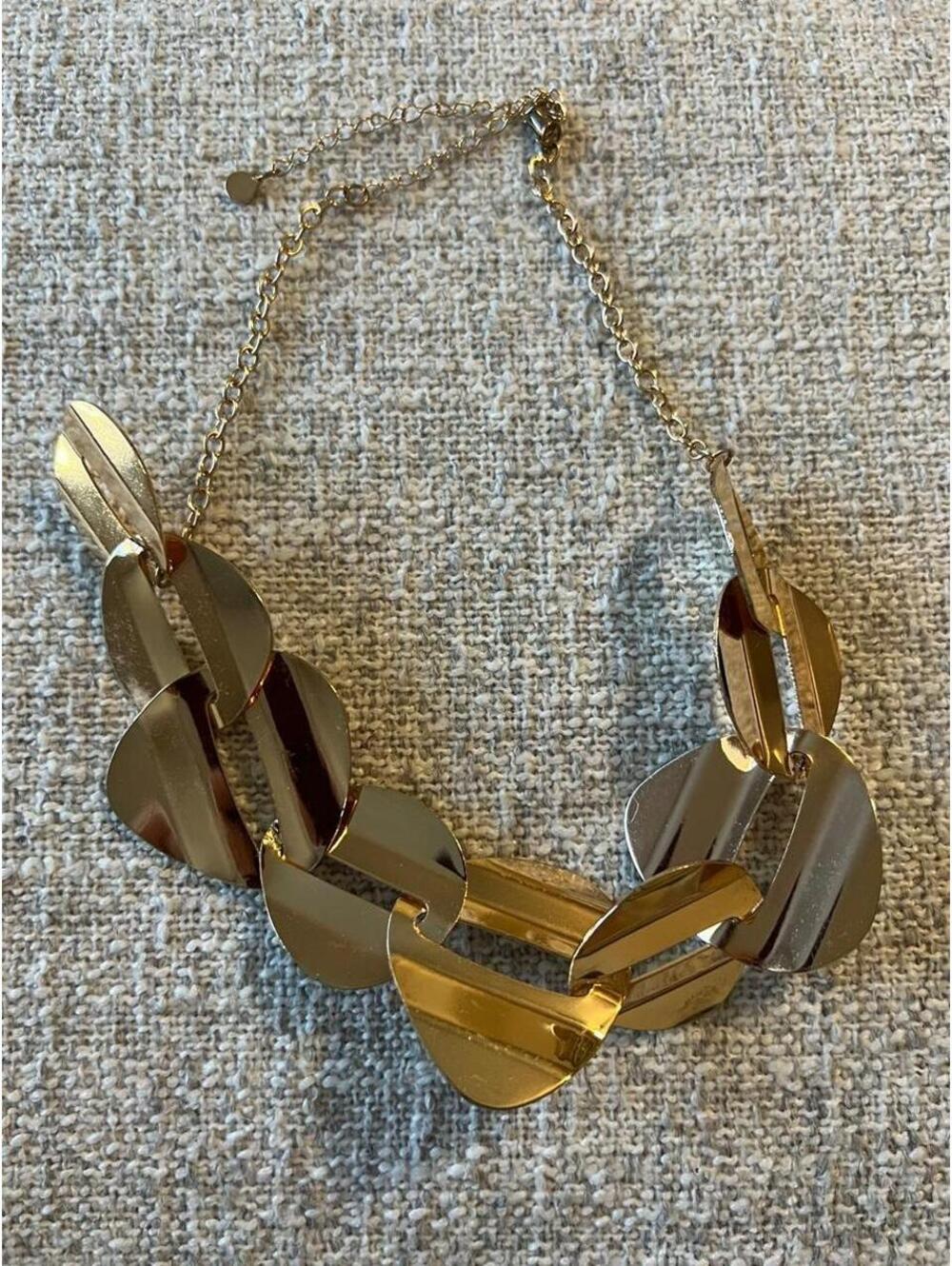 Interlocking Gold Tone Disc Necklace
